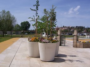 Vasos gigantes produzidos e aplicados pela Flaviarte na Zona Polis da cidade de Chaves