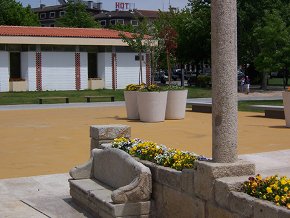 Vasos gigantes produzidos e aplicados pela Flaviarte na Zona Polis da cidade de Chaves