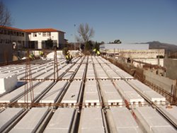 Pré-lajes da Flaviarte durante a construção da nova escola de Ribeira de Pena